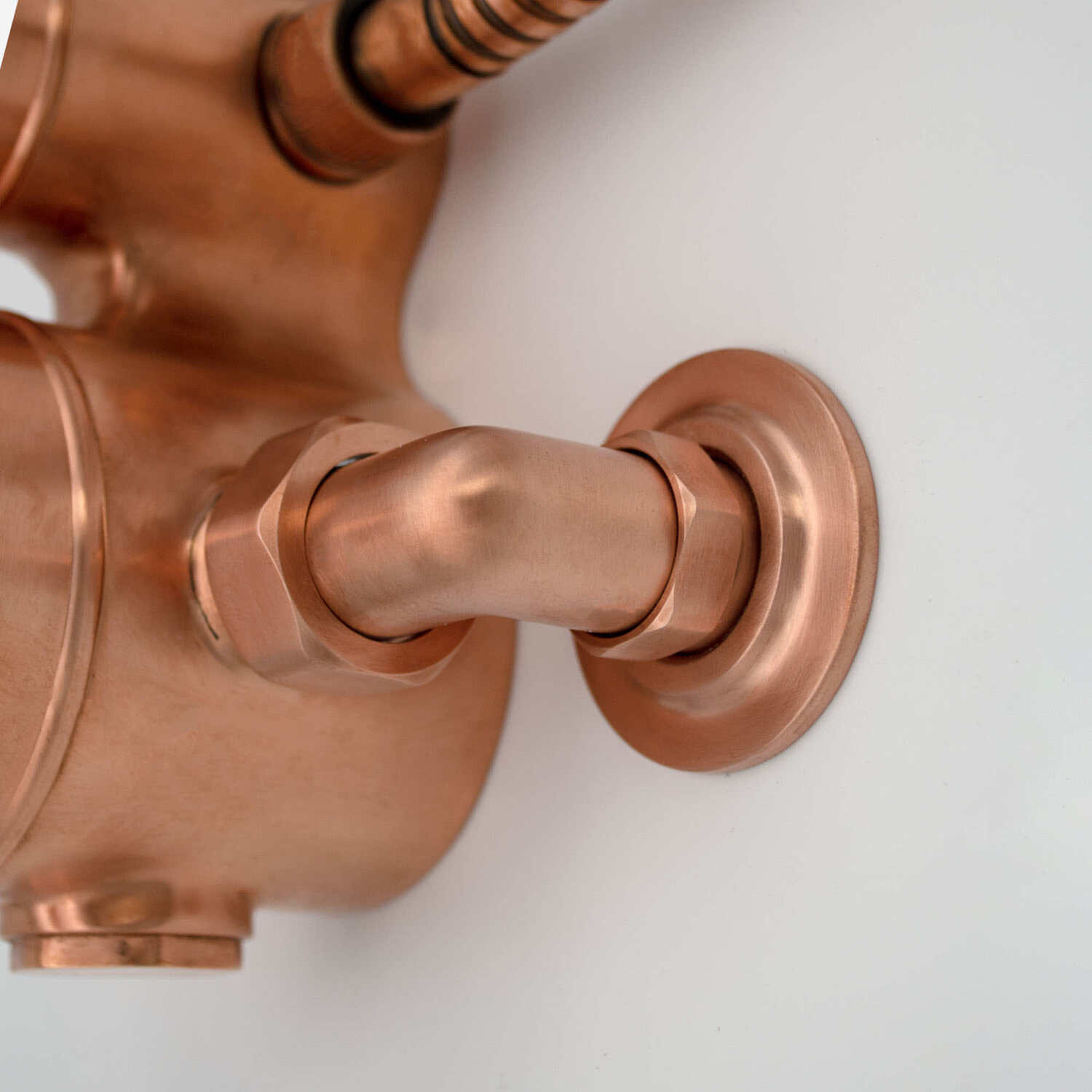 Natural antimicrobial properties of copper shower valve for hygienic showering - pipe inlet image
