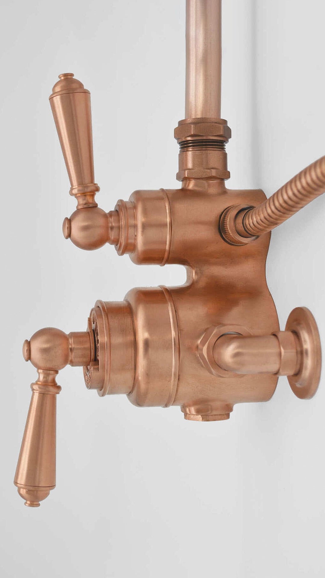 High-quality copper valve for optimal water flow and pressure control - side image