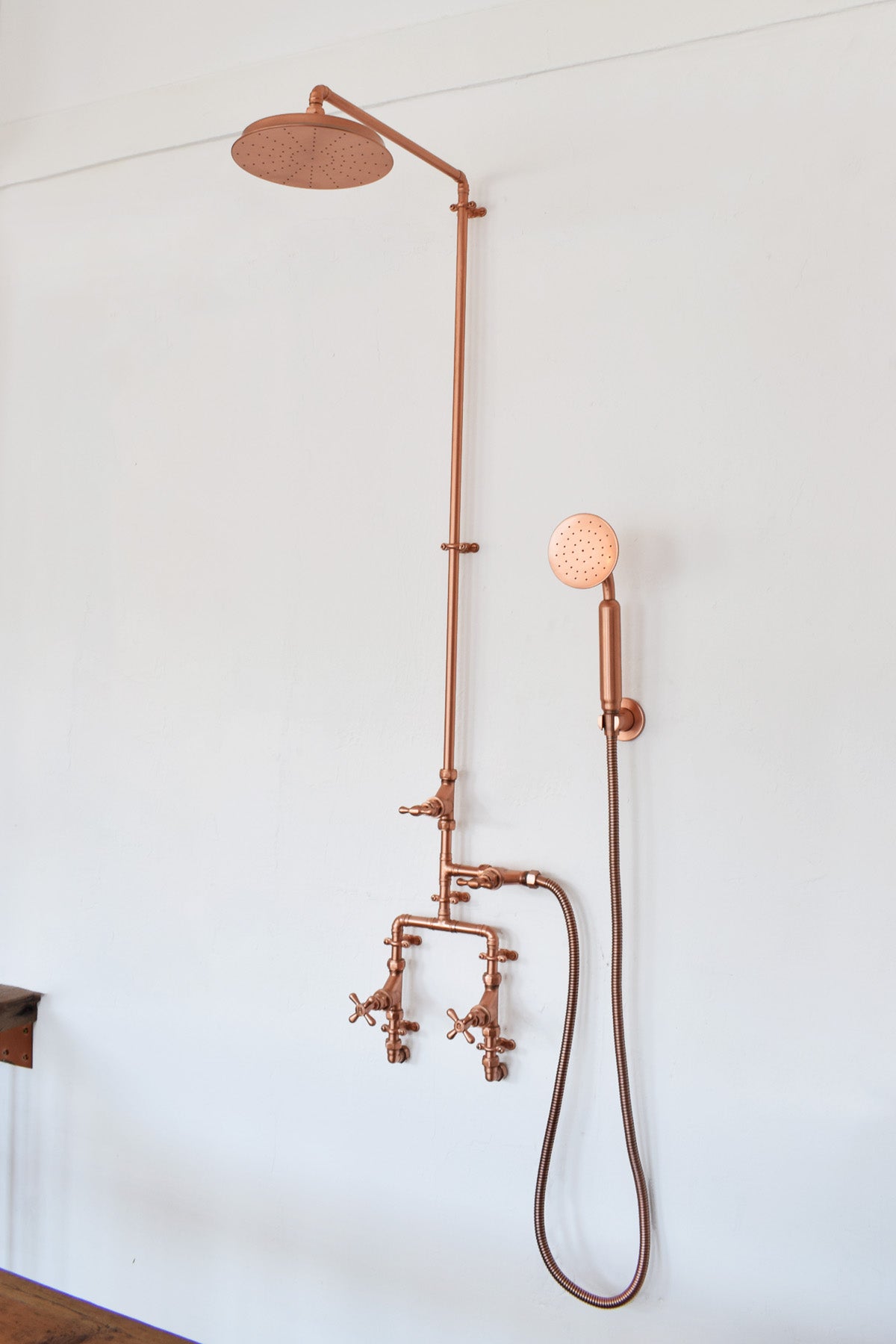Experience the ultimate in luxury with our copper shower featuring a convenient handset for a customizable bathing experience.