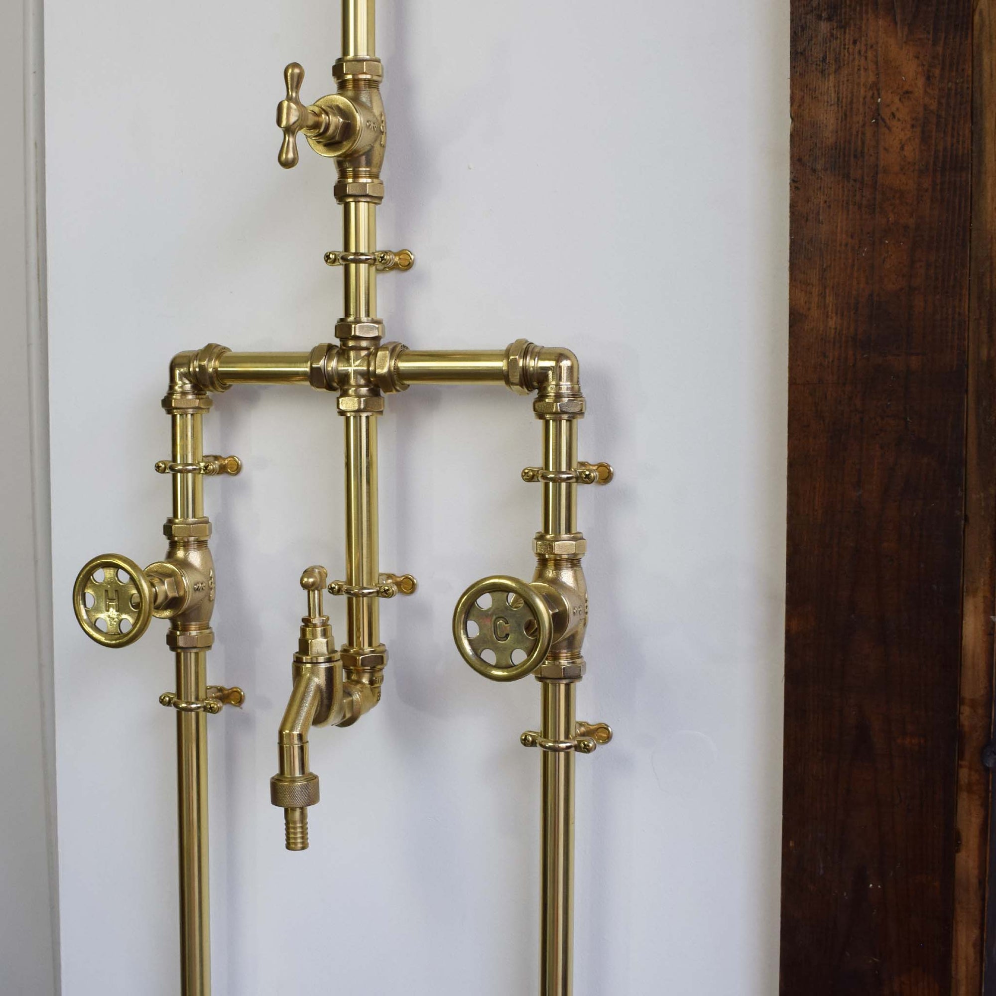 Outdoor brass shower with a versatile design to suit any outdoor living space