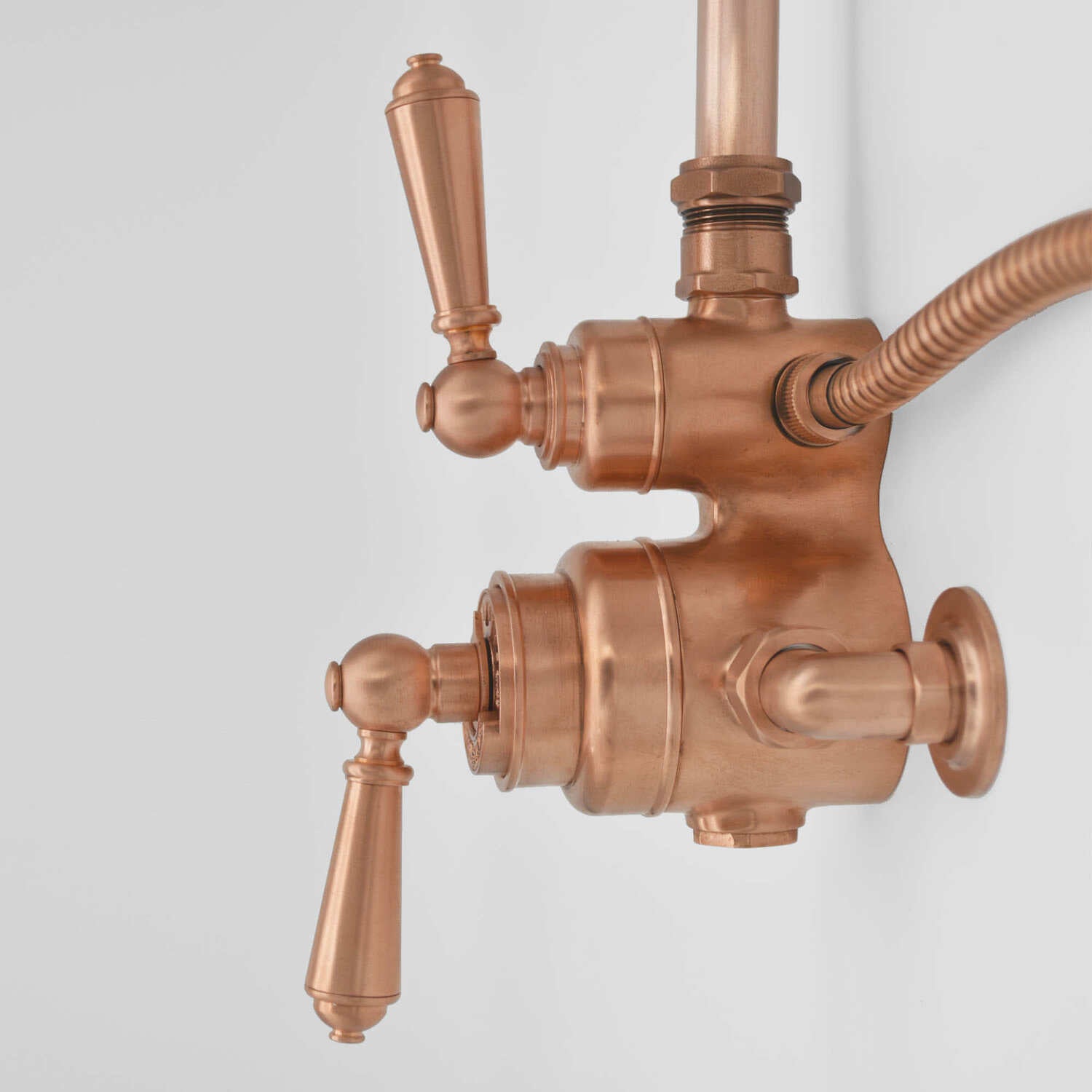 High-quality copper valve for optimal water flow and pressure control - side image
