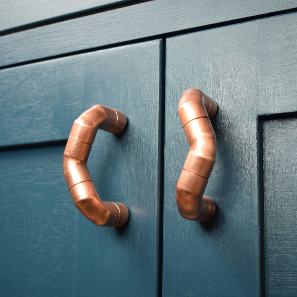 Copper Pull V-shaped 45* - Blue Cabinets